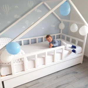 Montessori podlahová posteľ domček so zábranami